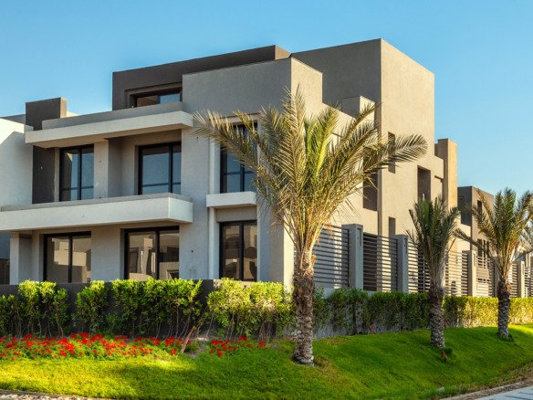 Actual LA VISTA CITY developer community photograph, general villa exterior; not the listed twinhouse, its exact view or interior finishing. صورة حقيقية عامة من المطور للافيستا سيتي، وليست التوين هاوس المعروض أو إطلالته أو تشطيبه الداخلي.