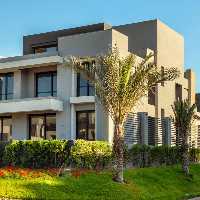 Actual LA VISTA CITY developer community photograph, general villa exterior; not the listed twinhouse, its exact view or interior finishing. صورة حقيقية عامة من المطور للافيستا سيتي، وليست التوين هاوس المعروض أو إطلالته أو تشطيبه الداخلي.