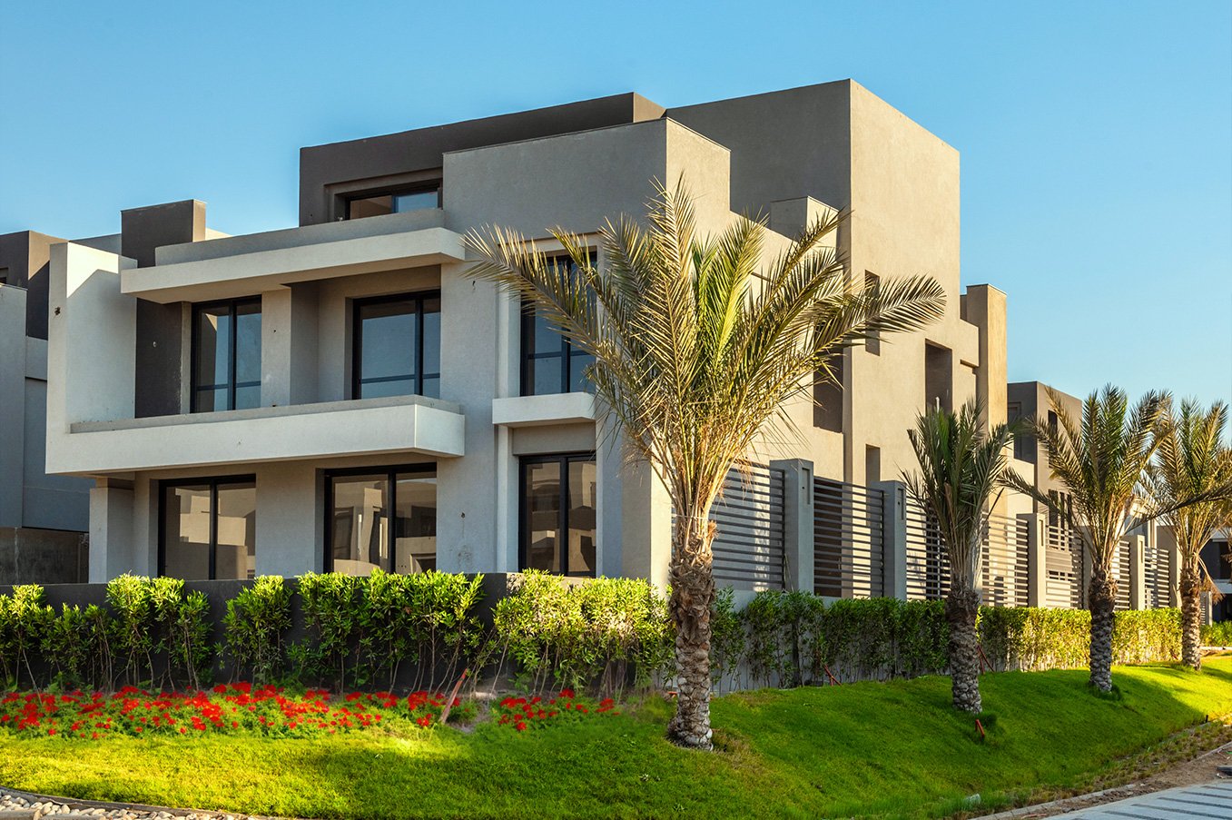 Actual LA VISTA CITY developer community photograph, general villa exterior; not the listed twinhouse, its exact view or interior finishing. صورة حقيقية عامة من المطور للافيستا سيتي، وليست التوين هاوس المعروض أو إطلالته أو تشطيبه الداخلي.
