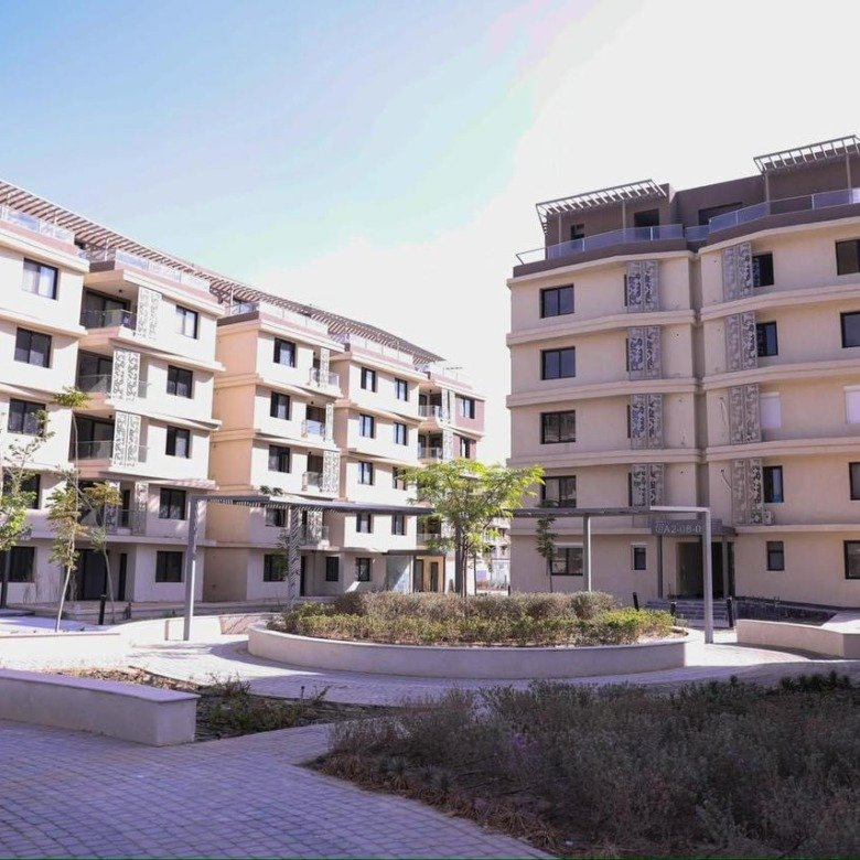 صورة حقيقية عامة لمباني باديا، وليست الشقة أو إطلالتها. General real Badya community building photograph, not the listed apartment or its view.