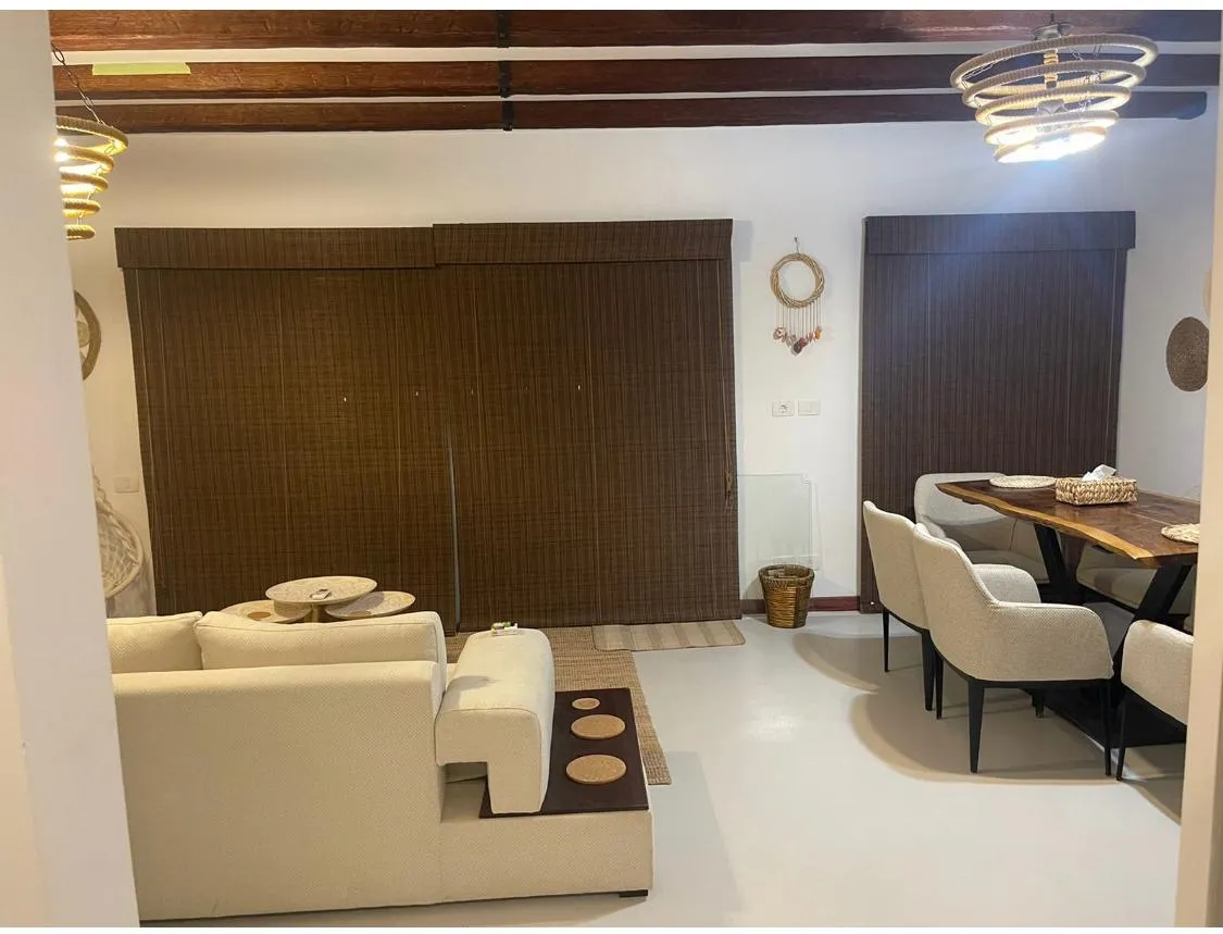 property-image-69fc7ed3c997d منطقة معيشة وسفرة مع ستائر داكنة - شاليه في سوان ليك، الجونة