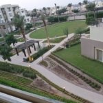 نافذة مطبخ تطل على مساحات خضراء - دوبلكس سييراز أب تاون كايرو بالقاهرة