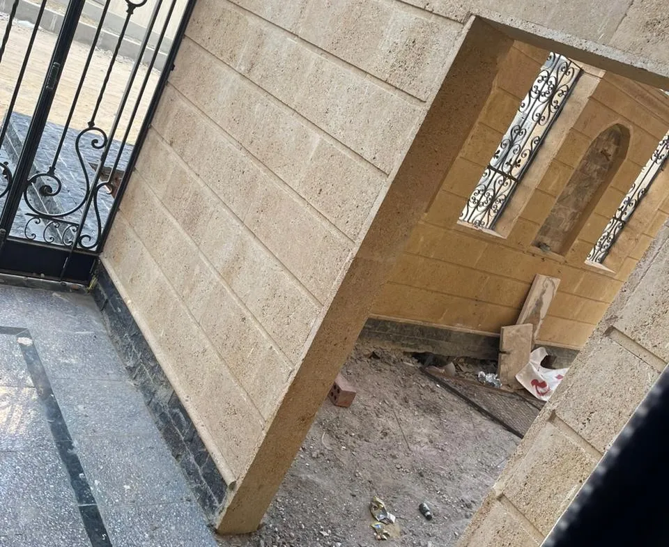 أرضية بلكونة ببوردر رخام وإطار خشب - شقة في الأندلس 2، القاهرة الجديدة