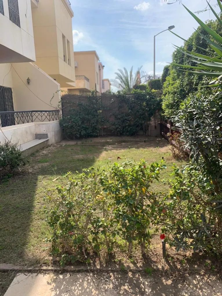 property-image-69fe40d237ea1 شريط حديقة ضيق بشجيرات بجوار المبنى - فيلا في مدينة الرحاب، القاهرة الجديدة