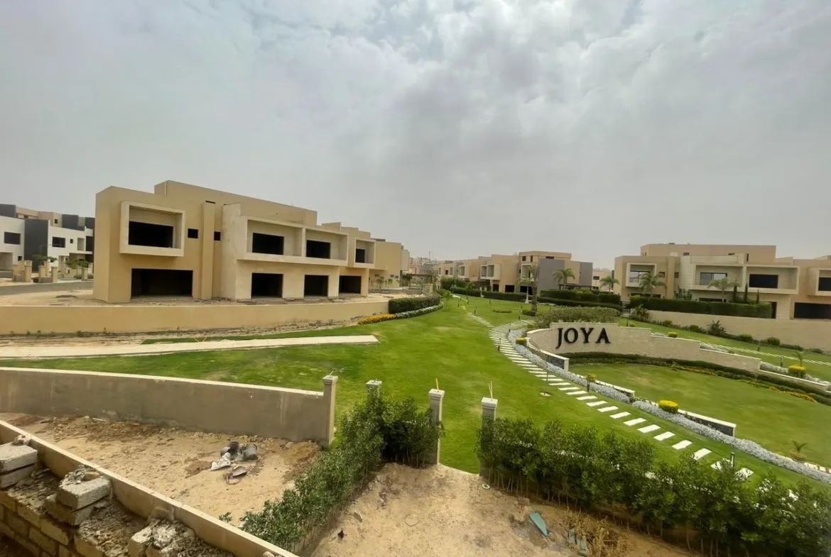 حديقة بممرات منحنية من أعلى فيلا - فيلا في كمبوند دي جويا، 6 أكتوبر