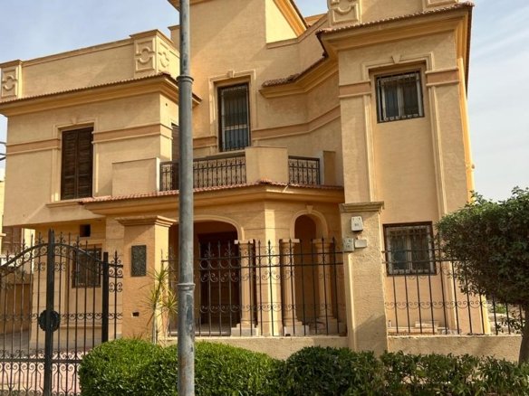 فيلا منفصلة فاخرة للبيع في منطقة سكنية مميزة بالقرب من بوينت 90 وأكاديمية الامارات