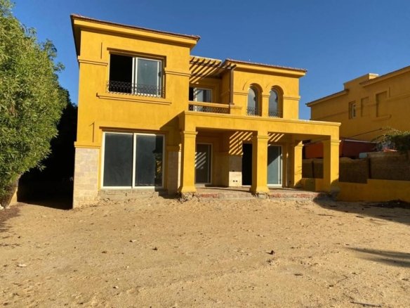 فيلا للبيع في Gardenia Springs Compound ب4 غرف نوم ماستر و7 حمامات
