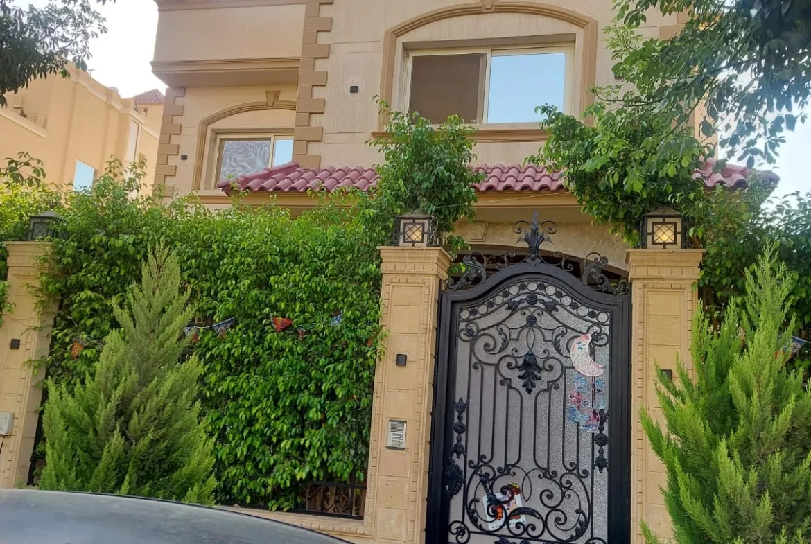بوابة فيلا بحديد زخرفي وسياج أخضر - فيلا في زيزينيا، القاهرة الجديدة