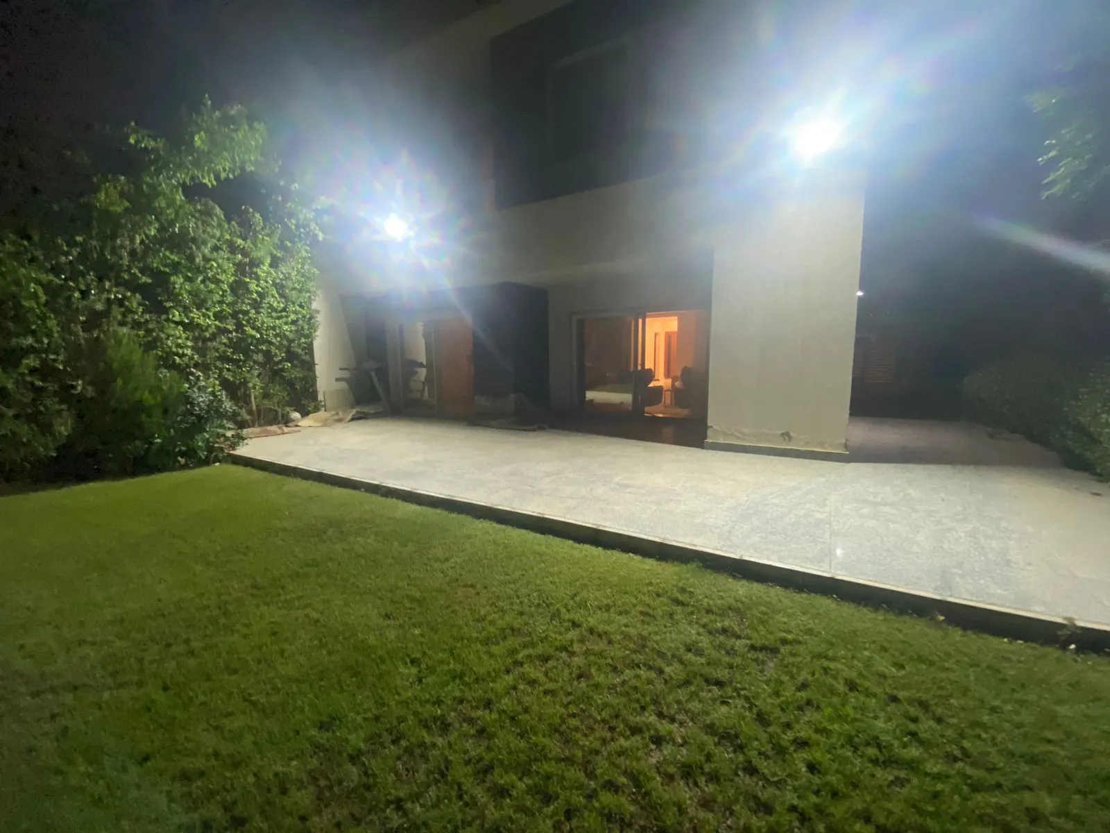 property-image-6a005738d27d3 حديقة مضاءة بكشافات مع جناح جلوس - توين هاوس في الكرمة 4، الشيخ زايد
