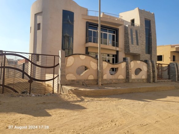 فيلا 9 غرف نوم للبيع في Golden Square