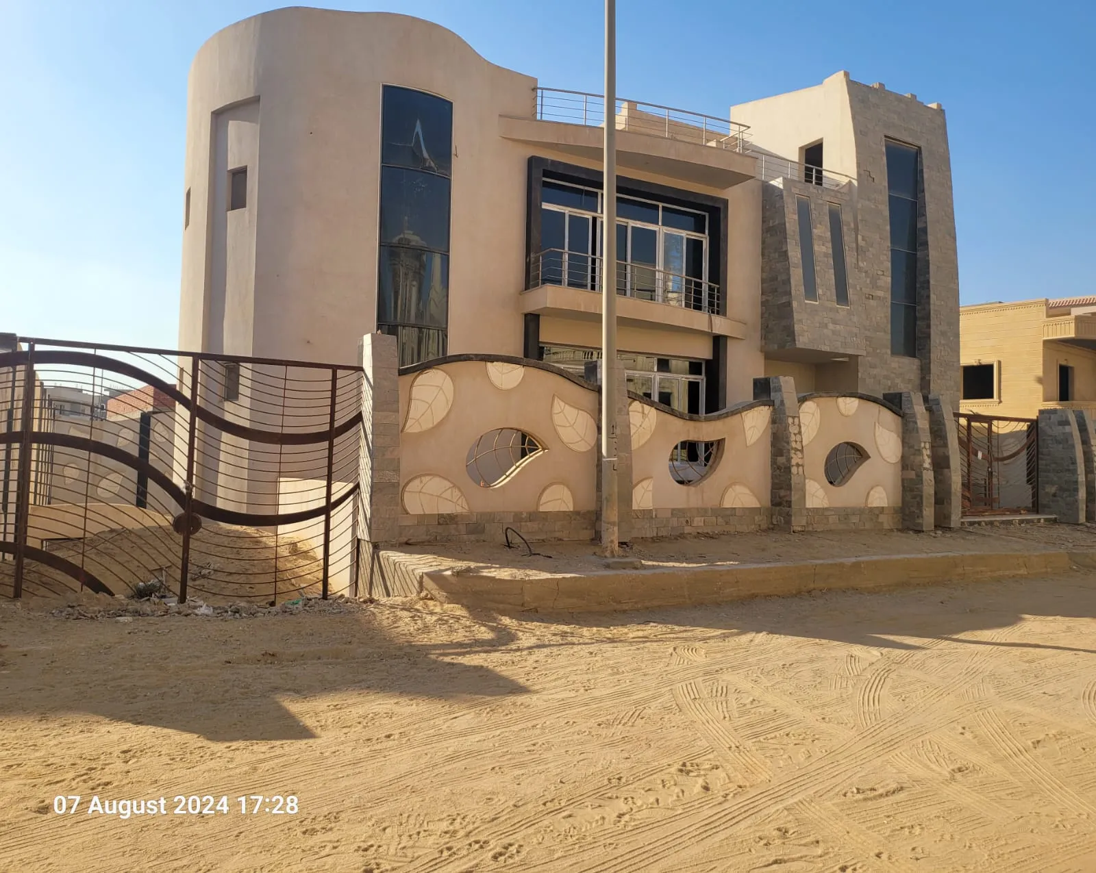 property-image-6a008f6fb7a4a فيلا بسور منحني وفتحات دائرية - فيلا في جولدن سكوير، القاهرة الجديدة
