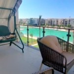 بلكونة بكرسي أرجوحة تطل على البحيرة - شاليه في مارينا 2، الساحل الشمالي