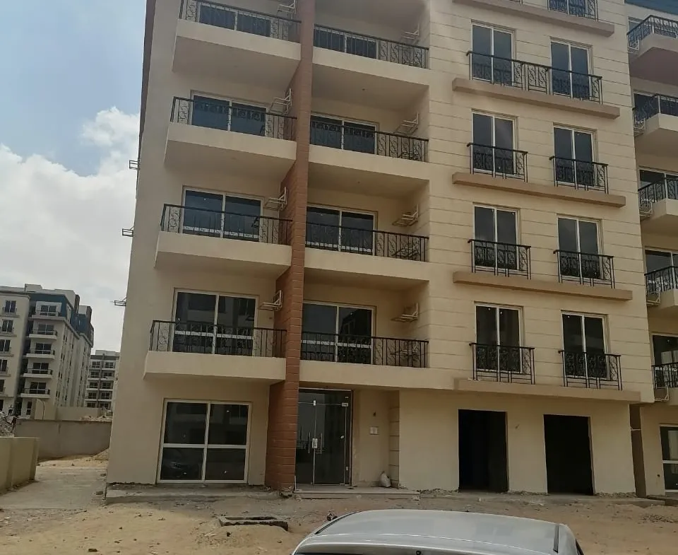 عمارة تحت التشطيب وسيارة أمامها - شقة في نيوبوليس، القاهرة