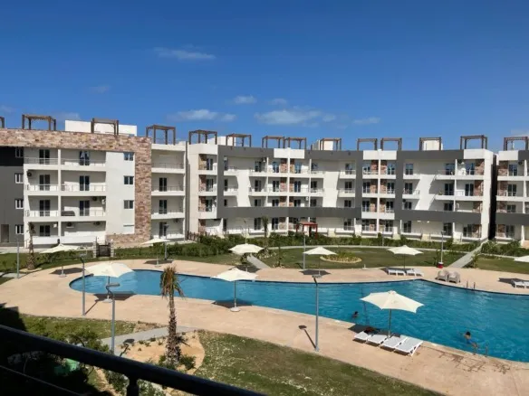 Marseilia Beach 4 buildings and swimming pool from the balcony - مباني وحمام سباحة مرسيليا بيتش 4 من البلكونة
