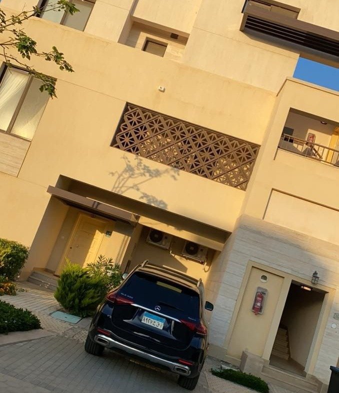 مدخل المبنى وسيارة متوقفة - بنتهاوس في مراسي بلانكا، الساحل الشمالي