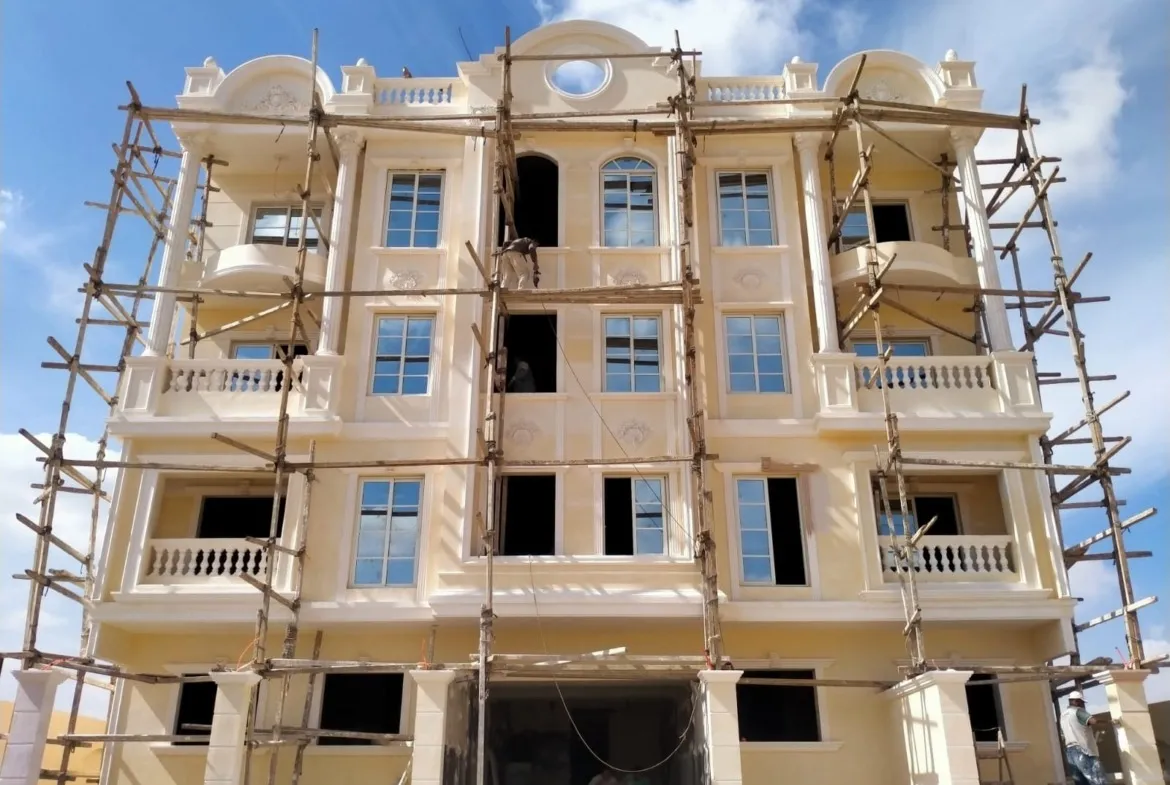 عمارة بسقالات وشبابيك مقوسة - شقة في بيت الوطن، القاهرة