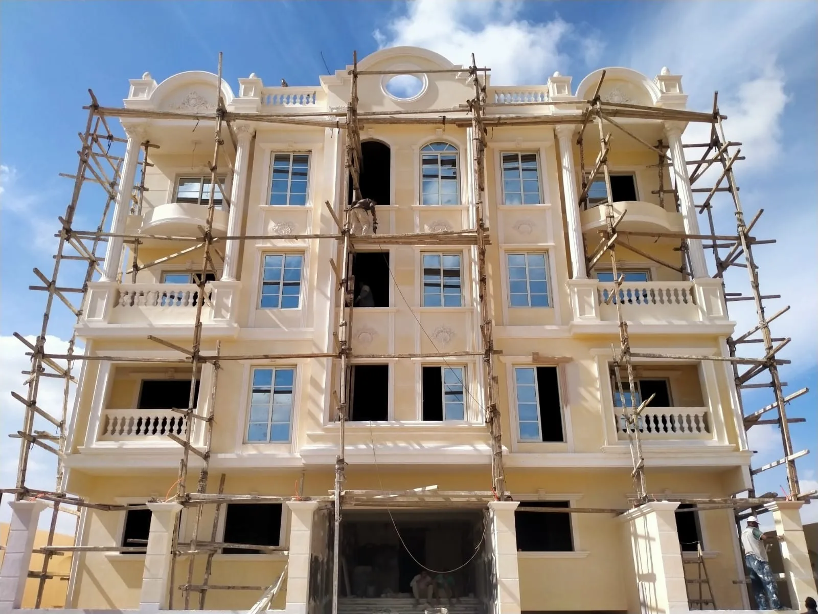 عمارة بسقالات وشبابيك مقوسة - شقة في بيت الوطن، القاهرة