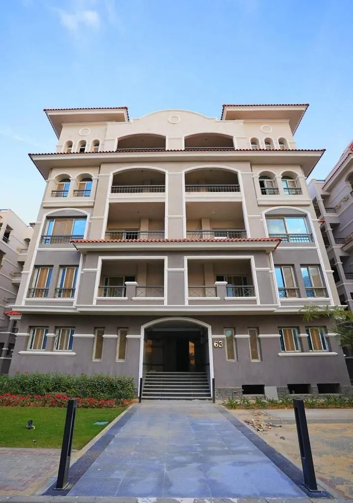 عمارة سكنية بممشى يؤدي إلى مدخل مغطى - شقة في جاردن هايتس، القاهرة