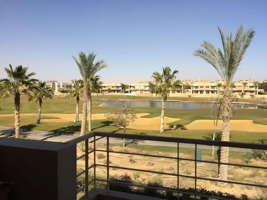 شرفة تطل على أشجار نخيل ومياه - شاليه في ليتل فينيس بالعين السخنة