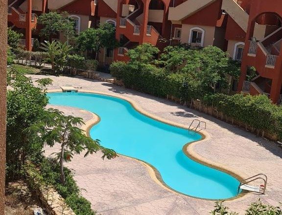 Pool view between the bungalows buildings - فيو حمام السباحة بين مباني بنجلوز