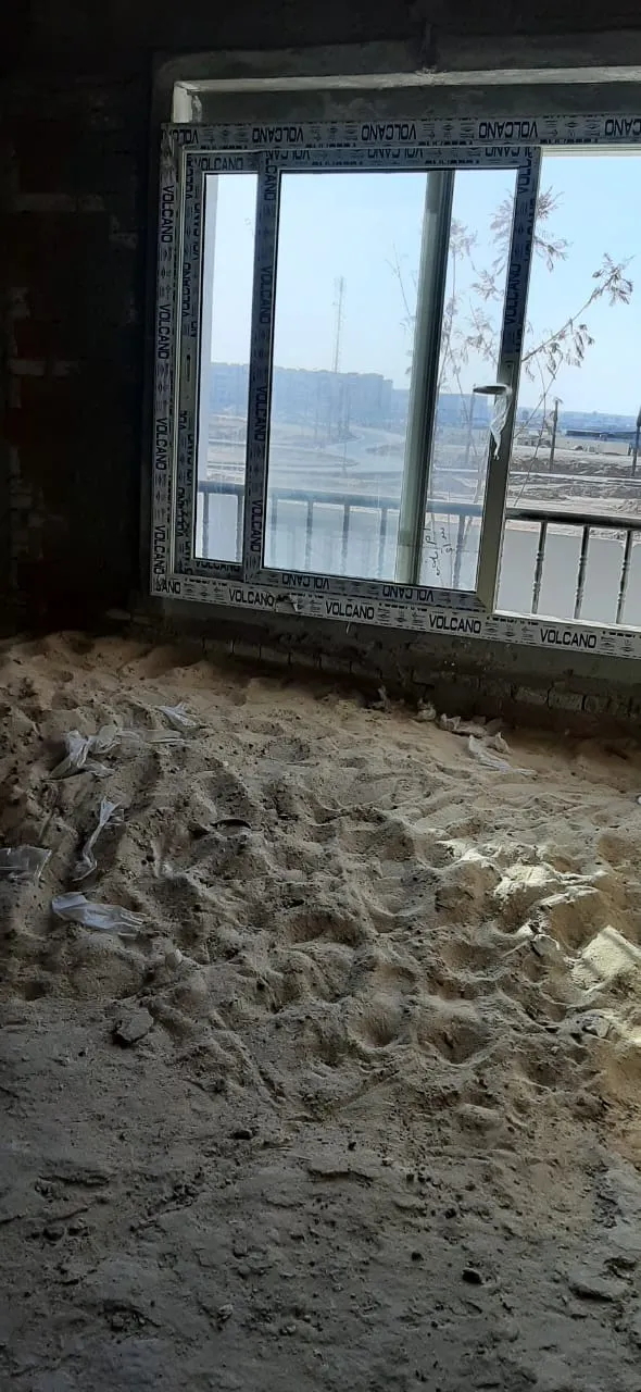Core and shell room with window, apartment for sale in Sarai, Mostakbal City | غرفة طوب أحمر بنافذة، شقة للبيع في سراي مدينة المستقبل