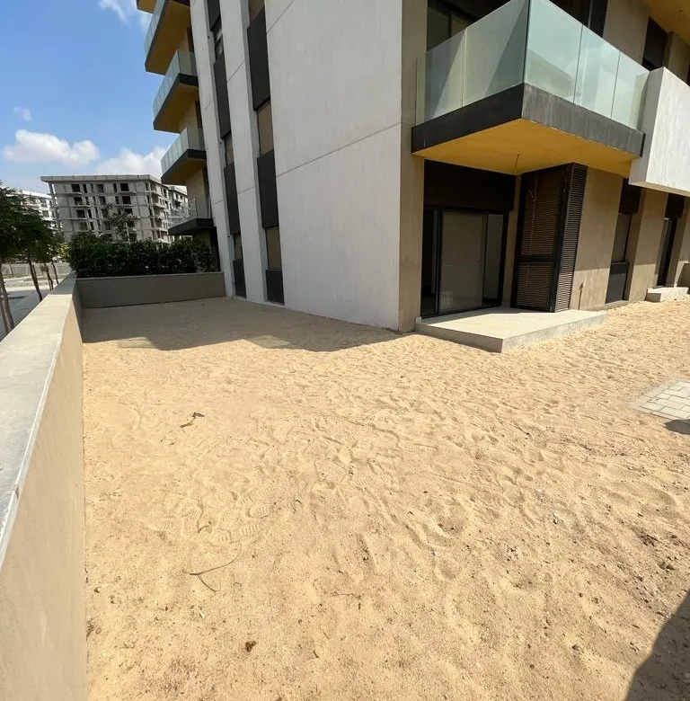Private L-shaped garden of the ground-floor apartment for sale in Al Boroj Shorouk | الحديقة الخاصة حرف L للشقة الأرضي للبيع في البروج الشروق