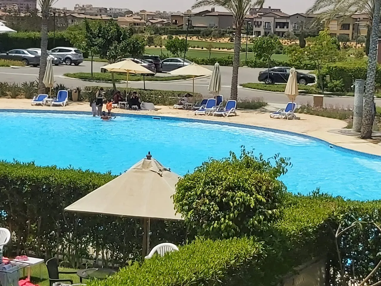 مسبح الكمبوند بشمسيات وشيزلونج - بنتهاوس في مراسي، الساحل الشمالي