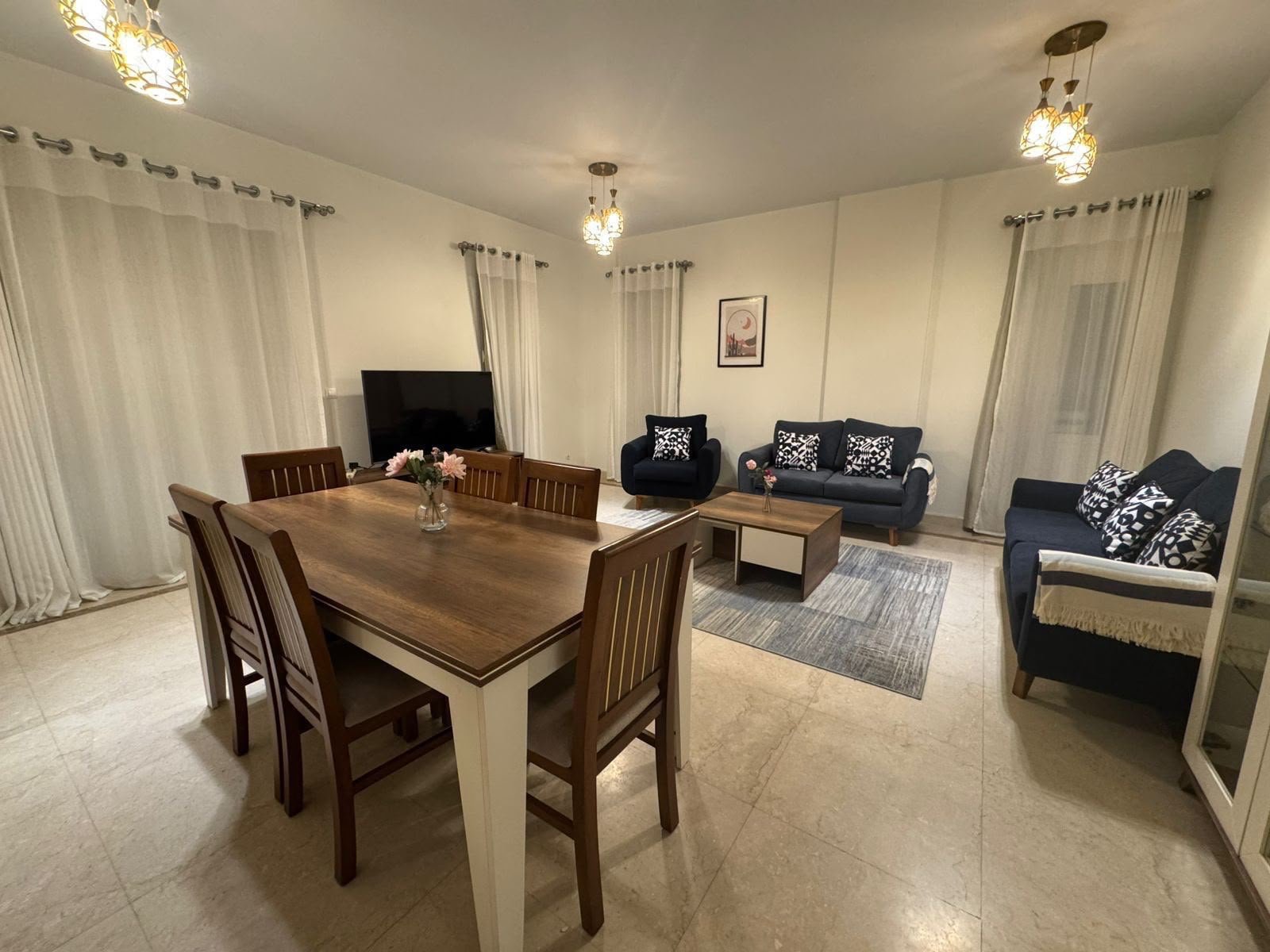 2-mivida-boulevard-apartment-rent-331-01 غرفة معيشة بطاولة طعام وأرائك - شقة في ميفيدا بوليفارد، القاهرة الجديدة