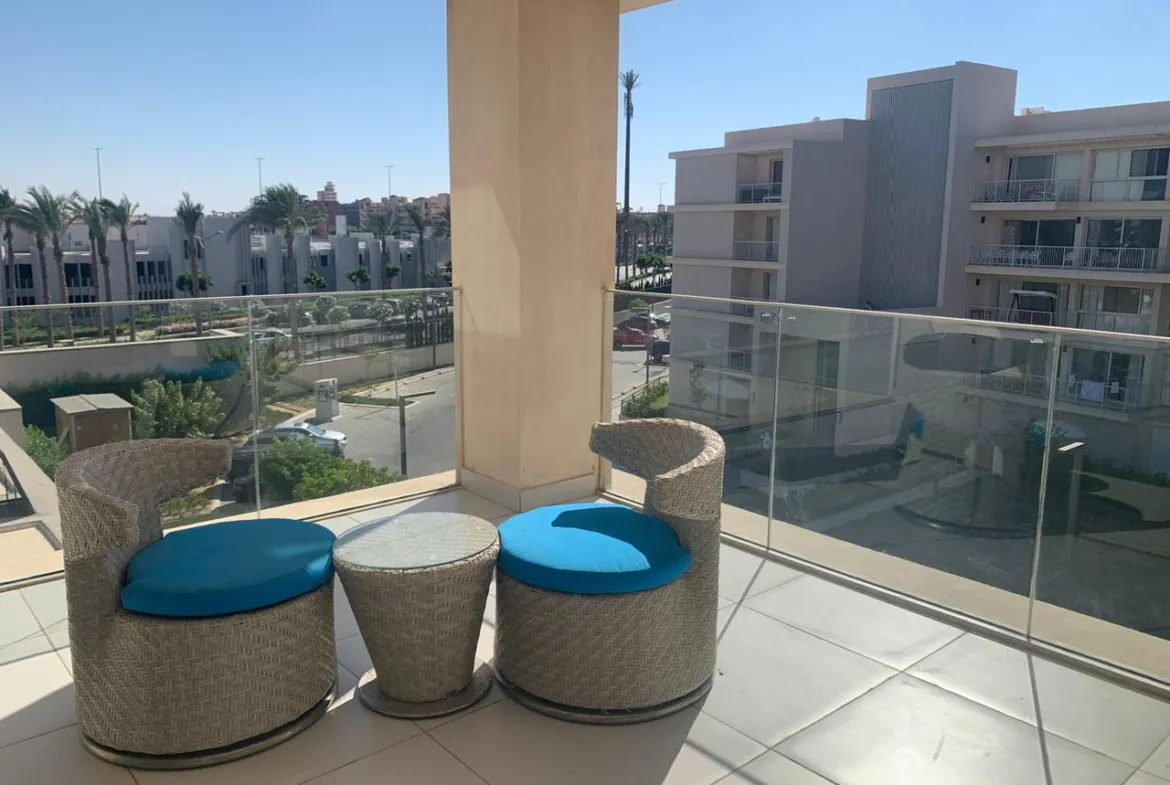 Terrace with outdoor seating and marina view, chalet in Marina West, Marassi - تراس بجلسة خارجية وإطلالة على المارينا، شاليه في مارينا ويست، مراسي