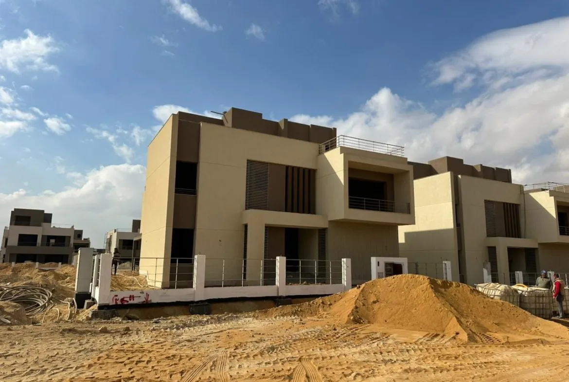 فيلا تحت الإنشاء بحوائط بيج وكومة رمل - فيلا في بالم هيلز، القاهرة الجديدة