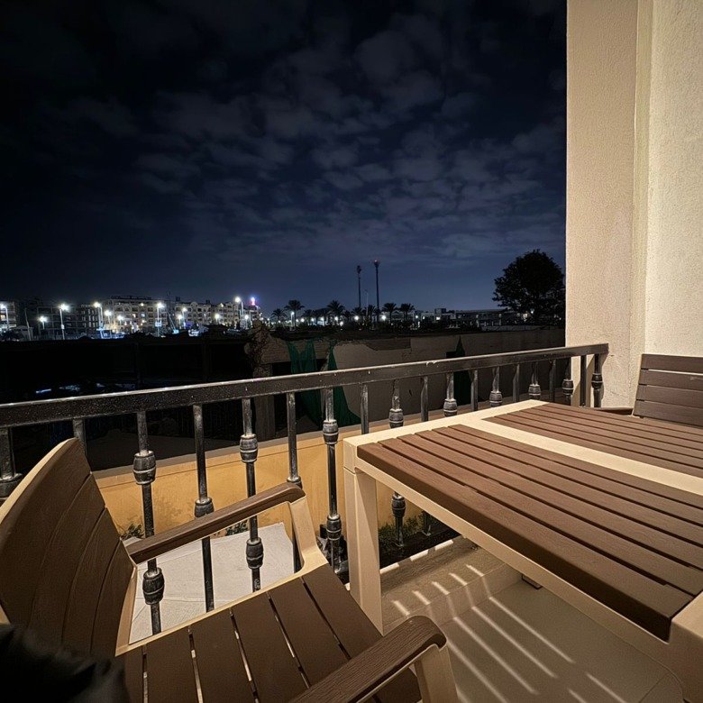 Terrace seating and evening view, apartment for rent in Mivida Avenues, New Cairo | جلسة التراس والإطلالة المسائية، شقة للإيجار في ميفيدا إفينوز، القاهرة الجديدة