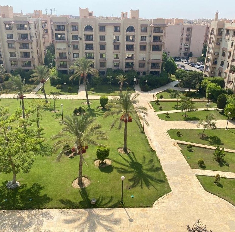 ممرات حدائق ونجيل بين العمارات من أعلى - شقة في الرحاب، القاهرة