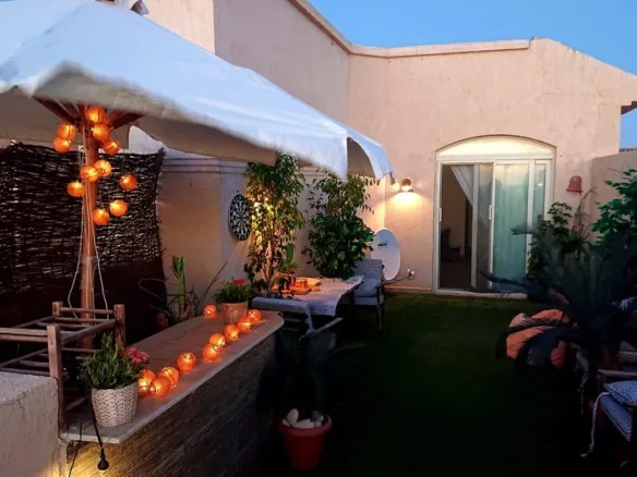 Garden with umbrella and evening lights in the Telal chalet - جاردن بشمسية وإضاءة مسائية في شاليه تلال