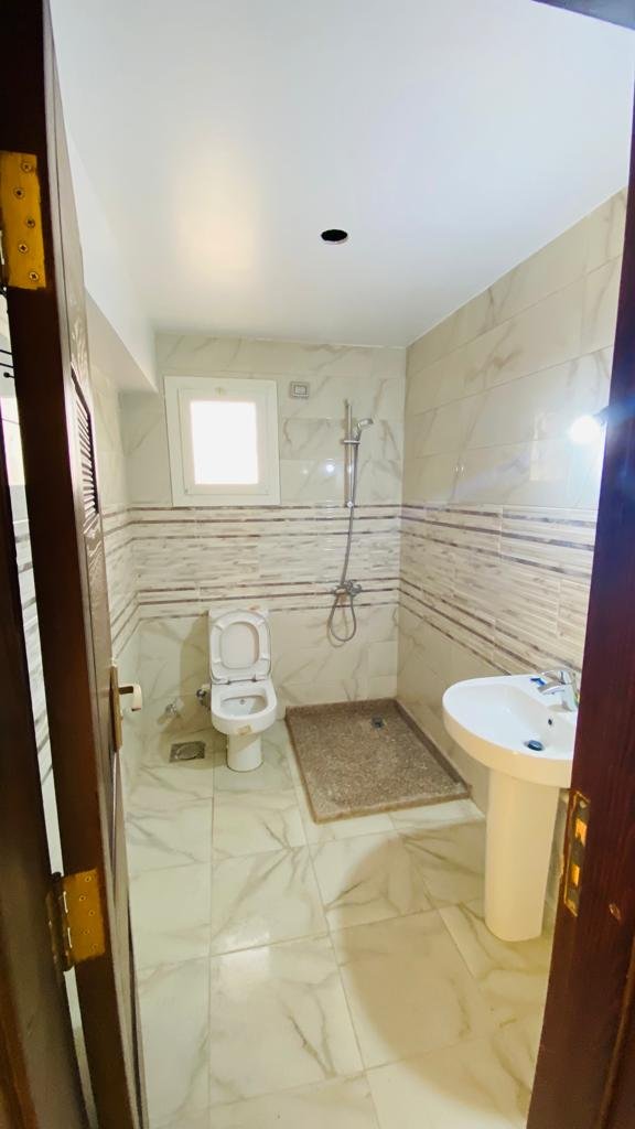 3-bedroom-chalet-for-sale-in-egypt-9 حمام بدش ومرحاض في شاليه بأروما ريزورت