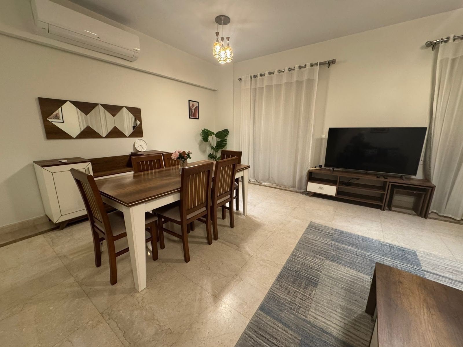 3-mivida-boulevard-apartment-rent-331-02 طاولة طعام وغرفة معيشة بتلفزيون - شقة في ميفيدا بوليفارد، القاهرة الجديدة