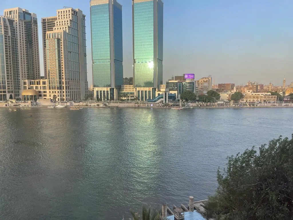 إطلالة على النيل وأبراج زجاجية ومراكب راسية - شقة في عزيز أباظة الزمالك، القاهرة