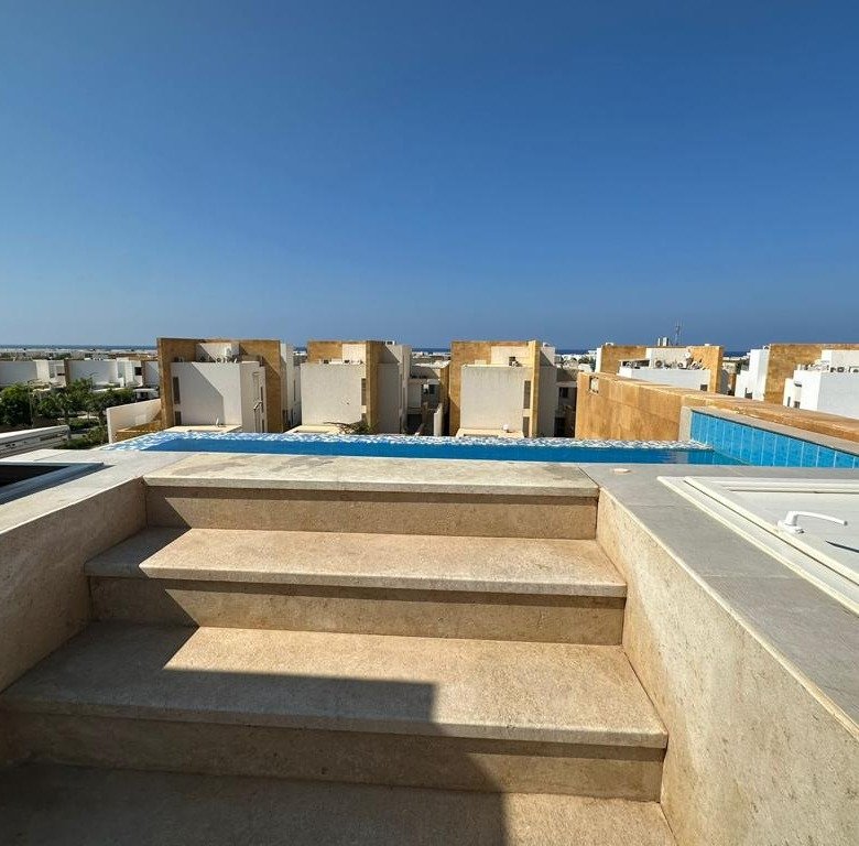 Roof pool steps - 4BR penthouse for rent in Seashell, North Coast | درجات حمام السباحة - بنتهاوس 4 غرف للإيجار في سي شيل الساحل الشمالي