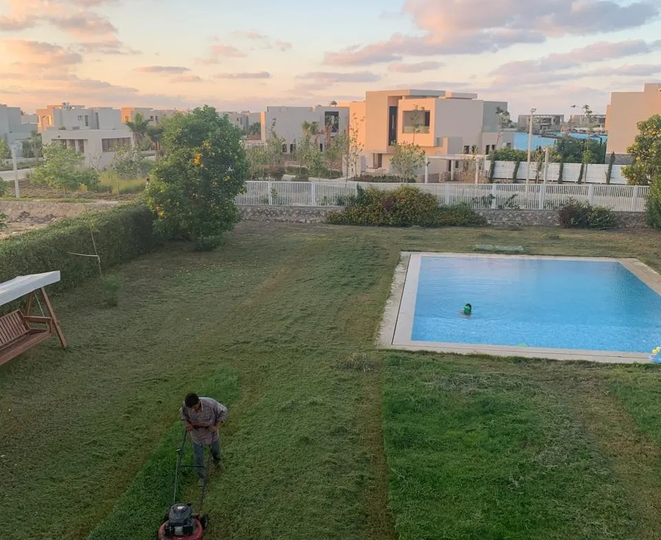 حديقة بنجيلة وحمام سباحة صغير وقت الغروب - فيلا في هاسيندا باي، سيدي عبدالرحمن الساحل الشمالي