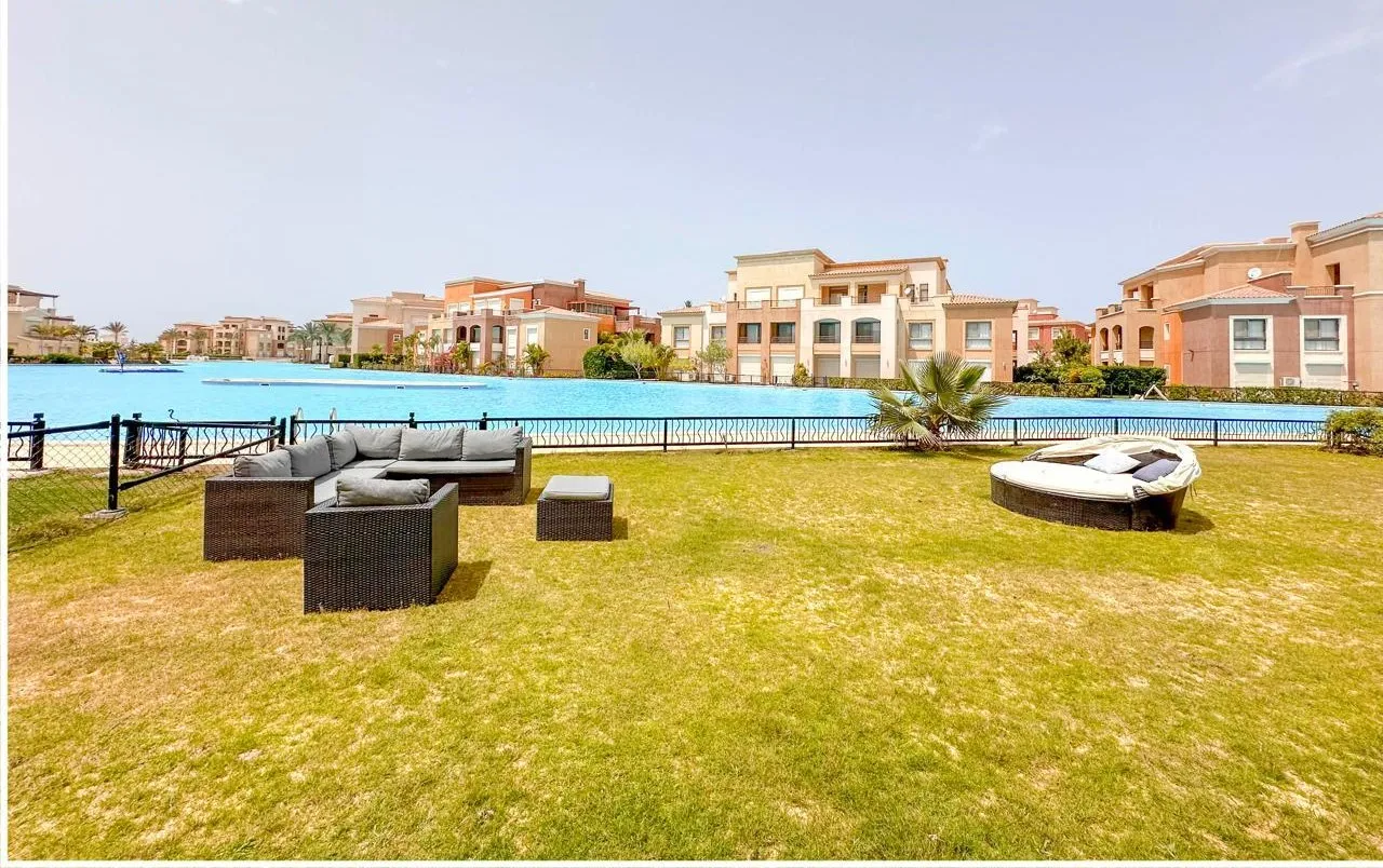 4-bedroom-villa-for-sale-in-marassi-north-coast مسطح أخضر بكنب خارجي يطل على البحيرة - فيلا في فيردي، الساحل الشمالي