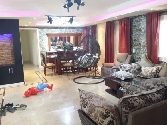 Living and dining area in the Sama Towers penthouse - منطقة المعيشة والسفرة في بنتهاوس أبراج ساما