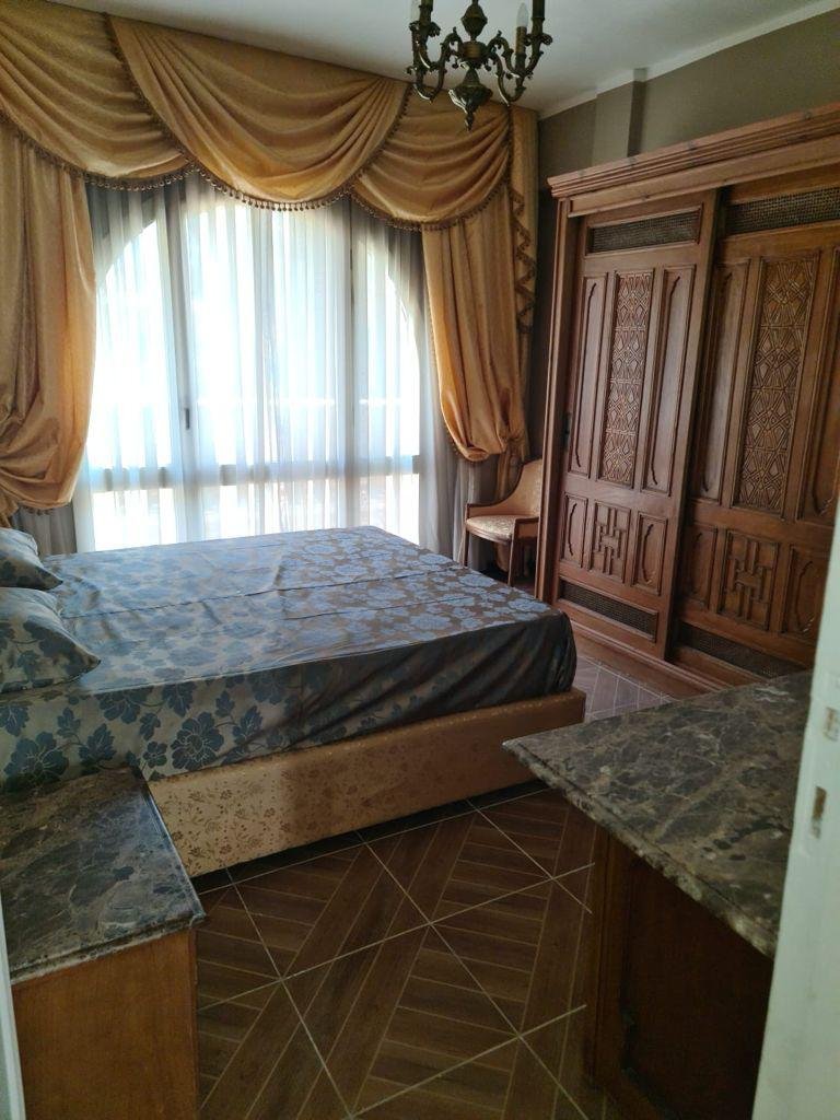 غرفة نوم بخزائن خشبية داخل فيلا للبيع في ستيلا هليوبوليس
