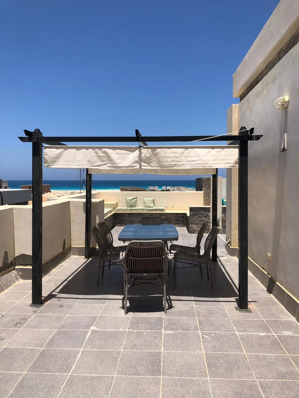 11-01-1521-source-01 تراس ببيرجولا وطاولة سفرة وإطلالة بحر - بنتهاوس في أمواج، الساحل الشمالي
