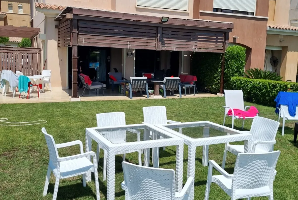 حديقة بطاولة وكراسي بيضاء - توين هاوس في مراسي فيردي، الساحل الشمالي