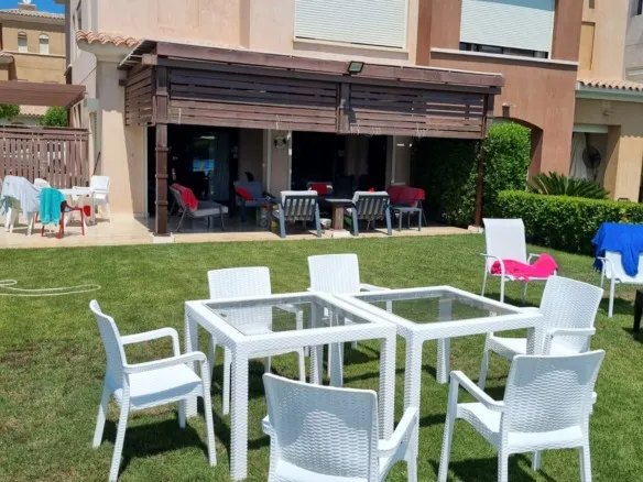 Private garden with outdoor dining, Marassi Verdi twin house, North Coast - حديقة خاصة مع منطقة طعام خارجية، توين هاوس مراسي فيردي، الساحل الشمالي