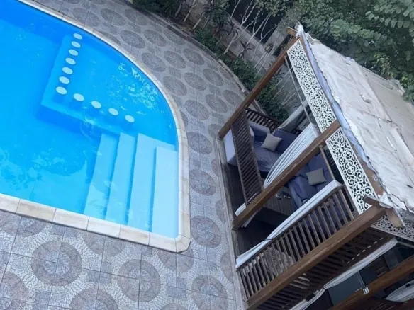 Private pool with wooden pergola, Moon Valley villa, New Cairo - حمام السباحة الخاص مع البرجولة الخشبية، فيلا مون فالي، القاهرة الجديدة