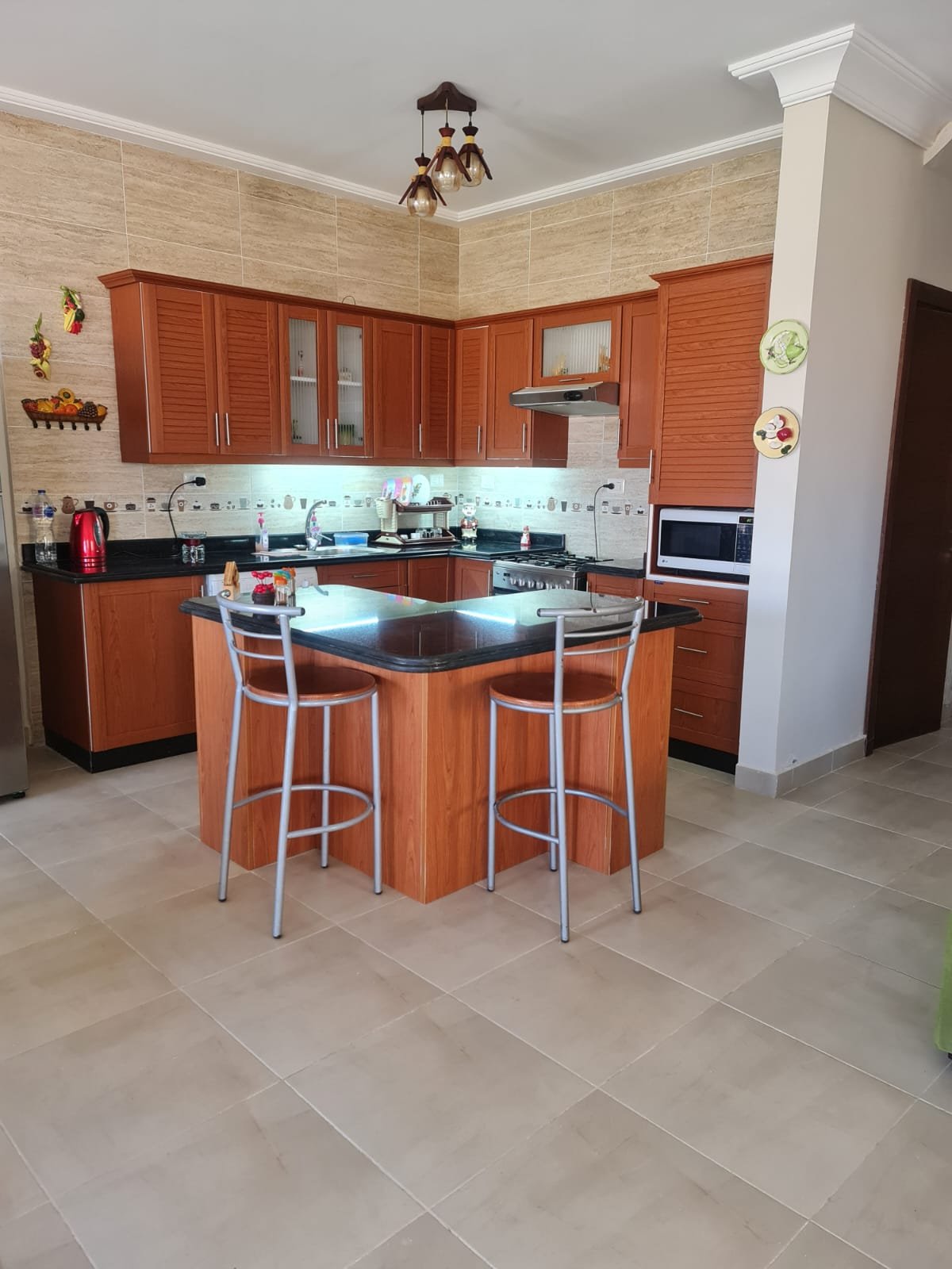 4-04-1511-source-10 دواليب مطبخ برتقالية وجزيرة بكراسي عالية - شاليه في لافيستا باي، الساحل الشمالي