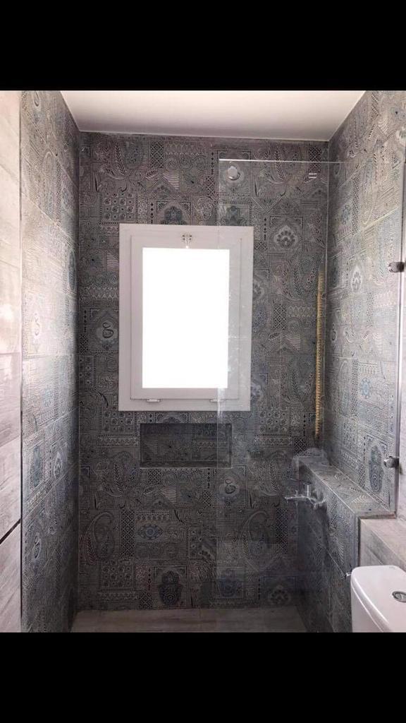 58-09-1514-source-08 Grey tiled shower area with a small window - chalet in Rhodes, North Coast