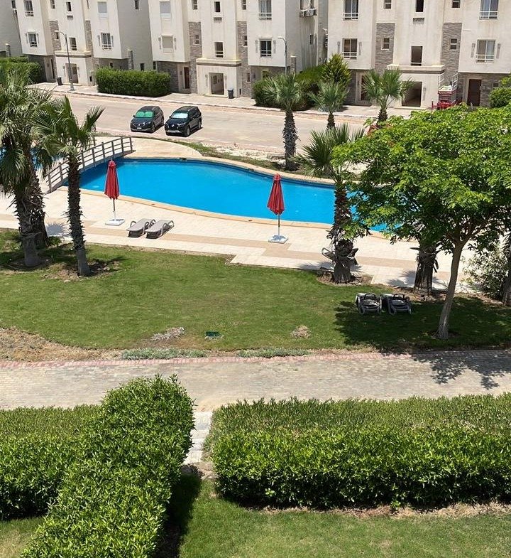 حديقة بمسطح عشب وأسوار شجر ومسبح أمام تاون هاوس - بنتهاوس في أمواج، الساحل الشمالي