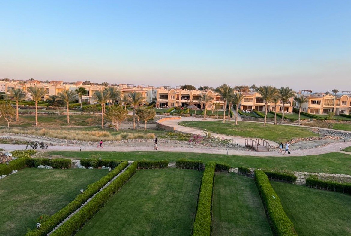 إطلالة على مسطحات خضراء ومبانٍ وقت الغروب - بنتهاوس في باراديس، السويس