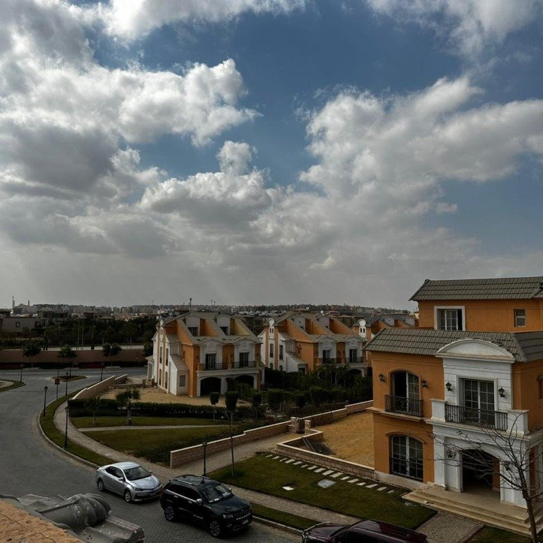 منظر للشارع وفيلات بطراز إيطالي من أعلى - فيلا في ليان، القاهرة الجديدة
